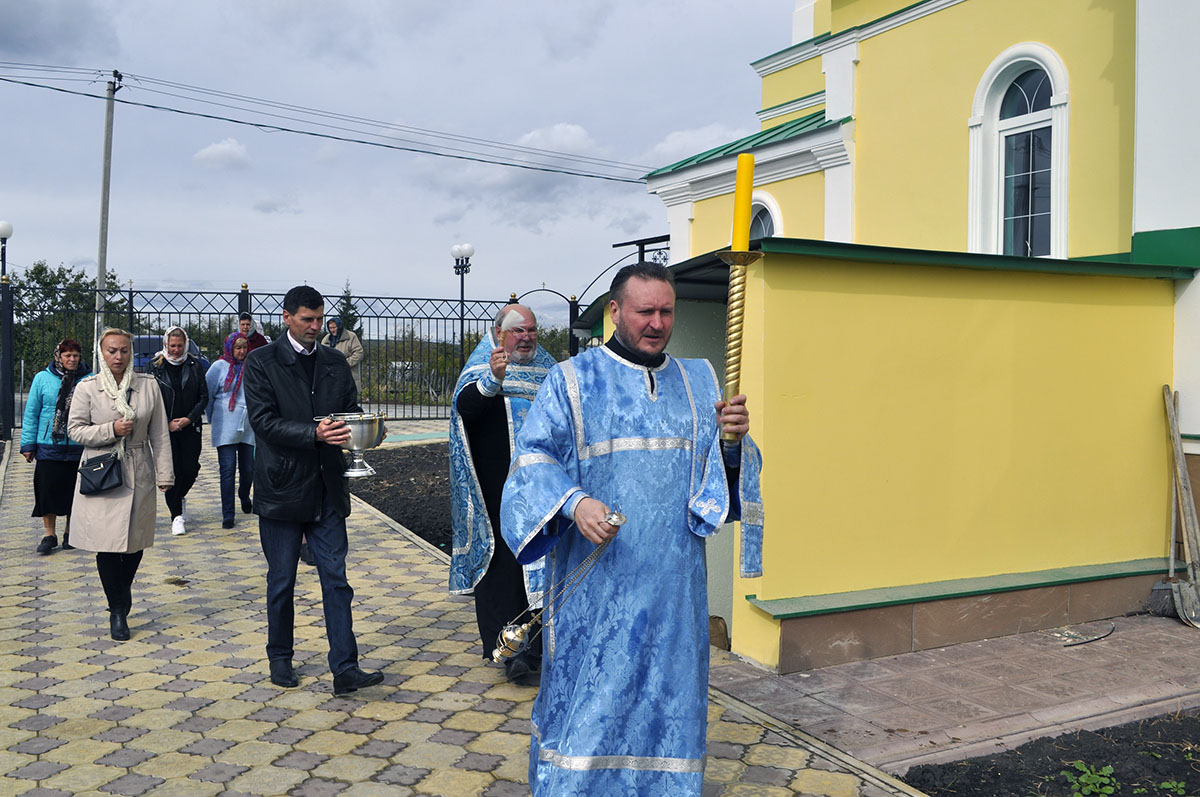 В строящемся храме в честь Святой Живоначальной Троицы в деревне Камайка был совершен молебен на освящение колокола