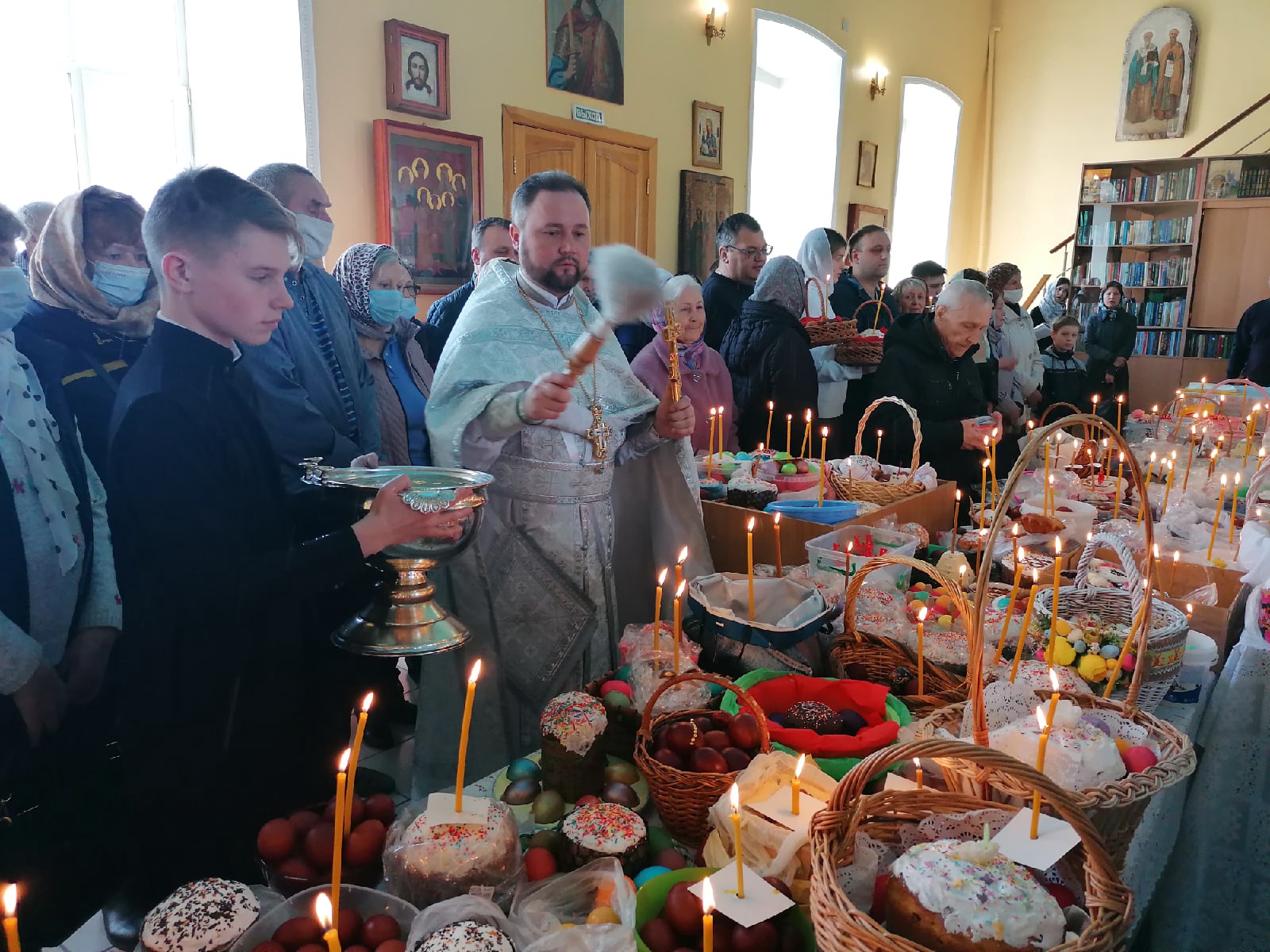 В Великую Субботу протоиерей Александр Филиппов совершил Литургию святителя Василия Великого