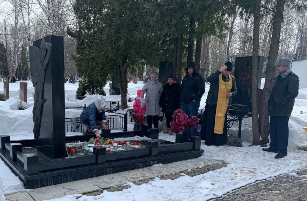 Протоиерей Антоний Шварёв совершил панихиду в день памяти Героя России Александра Сергеева