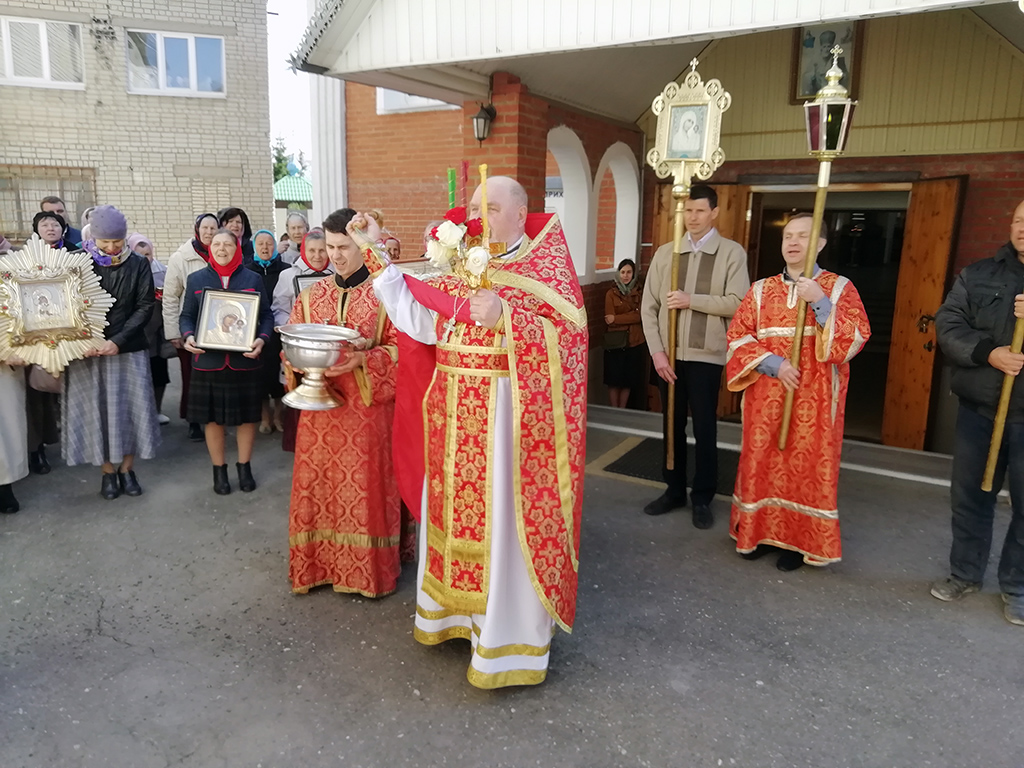 В понедельник Светлой седмицы протоиерей Александр Филиппов совершил Божественную литургию