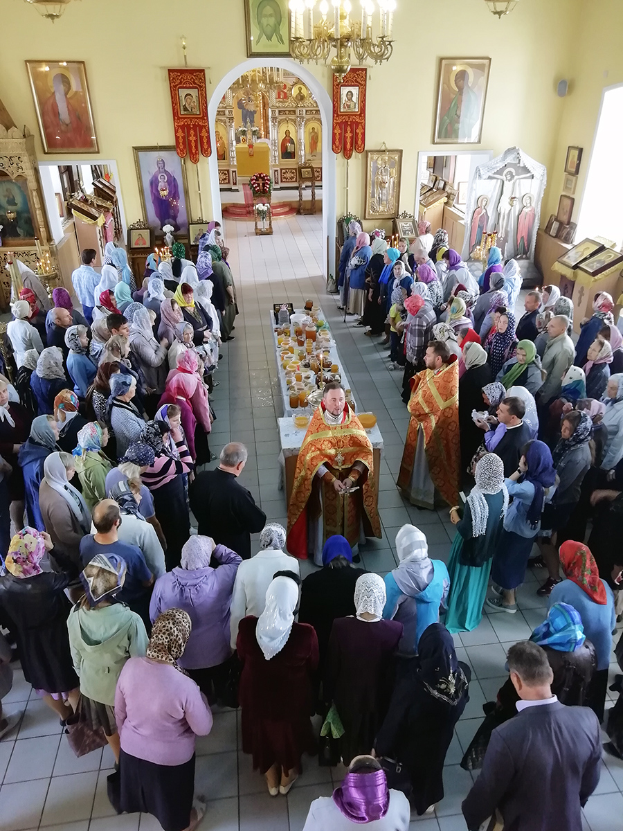 Празднование Происхождения (изнесения) Честных Древ Животворящего Креста Господня