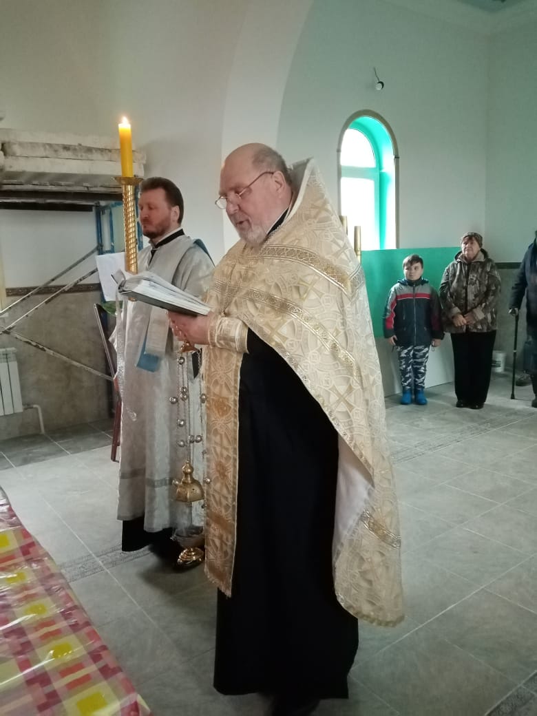 В строящемся храме в честь Святой Живоначальной Троицы в деревне Камайка был совершен водосвятный молебен