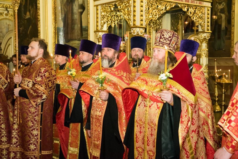Митрополит Серафим и епископ Митрофан совершили всенощное бдение в Успенском соборе Пензы