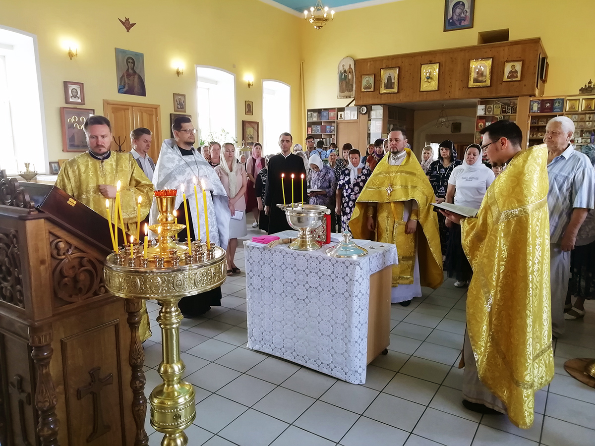 Протоиерей Александр Филиппов совершил литургию и водосвятный молебен с акафистом Божией Матери 
