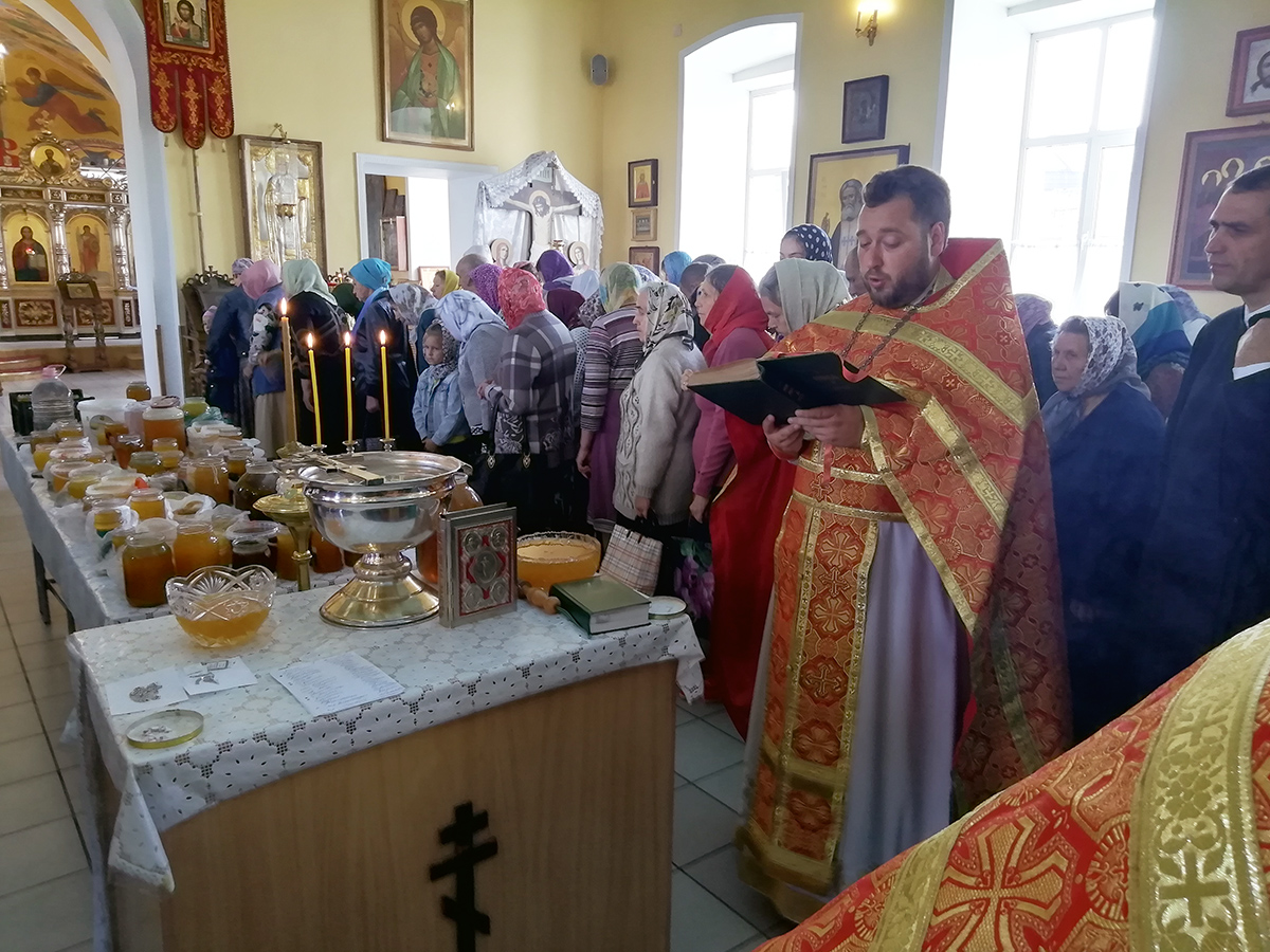 Празднование Происхождения (изнесения) Честных Древ Животворящего Креста Господня