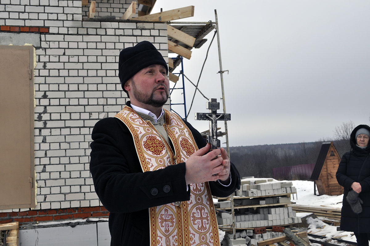Протоиерей Александр Филиппов совершил великое освящение воды около строящегося храма Живоначальной Троицы в деревне Камайка