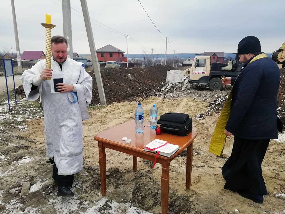 Протоиерей Антоний Шварёв совершил заупокойную панихиду около строящегося храма Живоначальной Троицы в селе Камайка