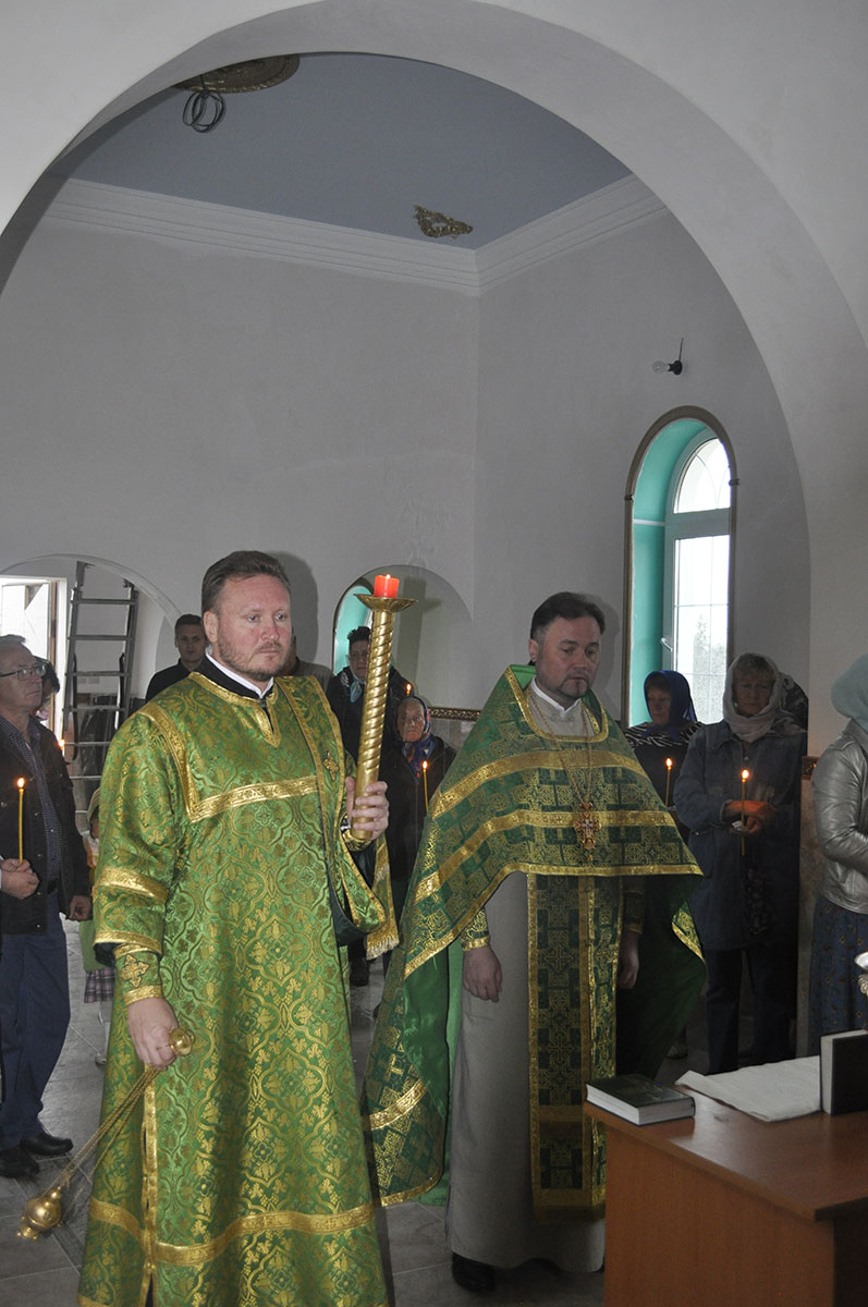 В строящемся храме в честь Святой Живоначальной Троицы в деревне Камайка был совершен водосвятный молебен