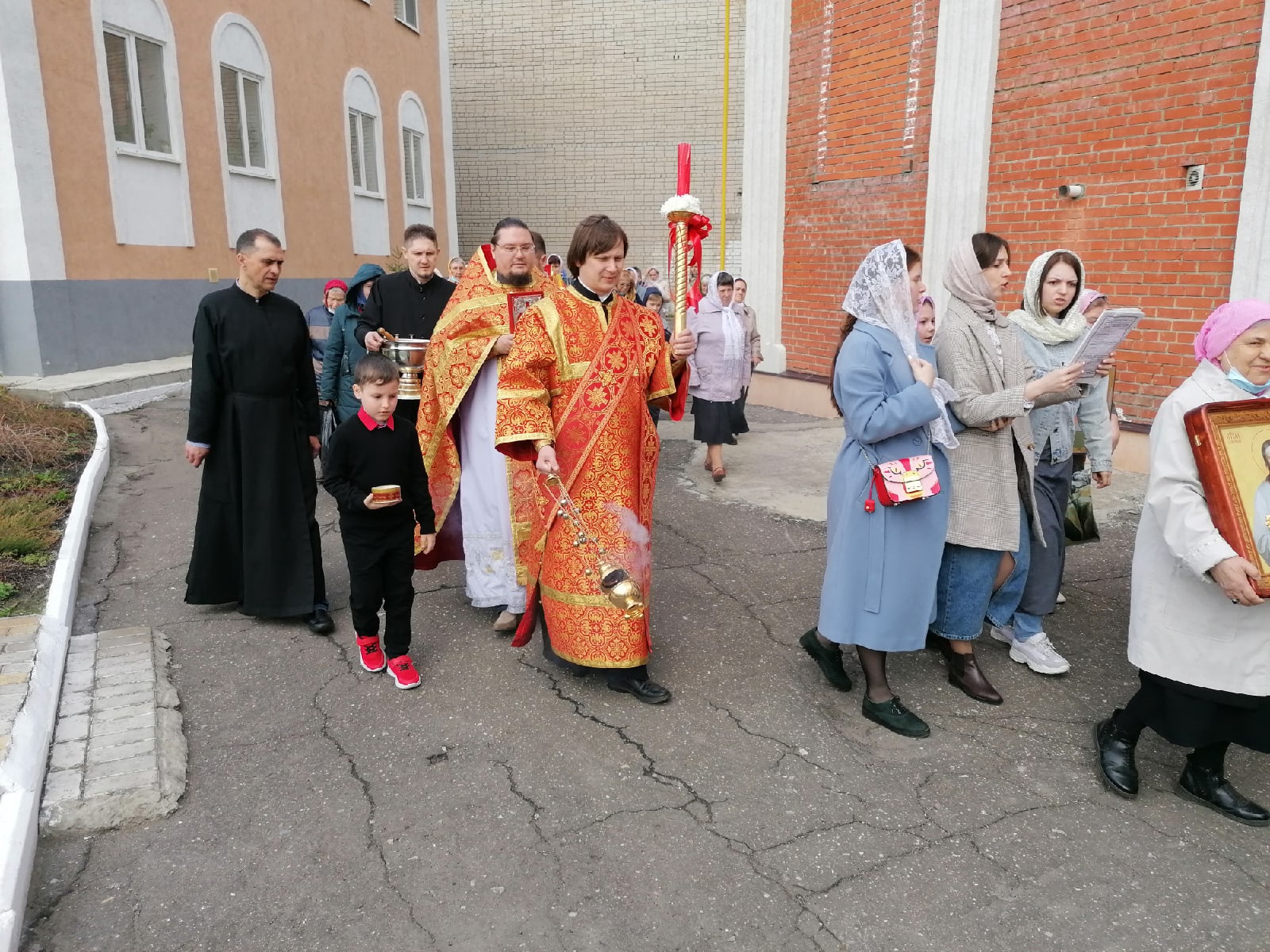 В понедельник Светлой седмицы протоиерей Александр Филиппов совершил Божественную литургию