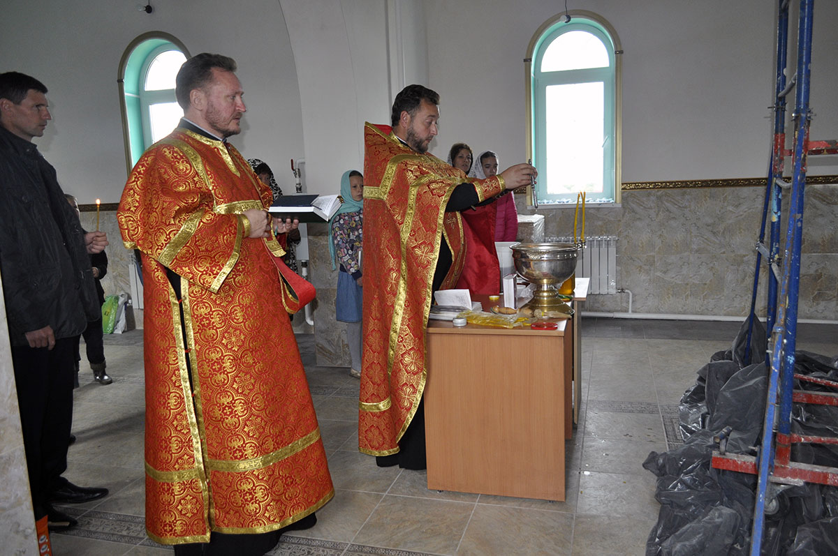 В строящемся храме в честь Святой Живоначальной Троицы в деревне Камайка был совершен водосвятный молебен