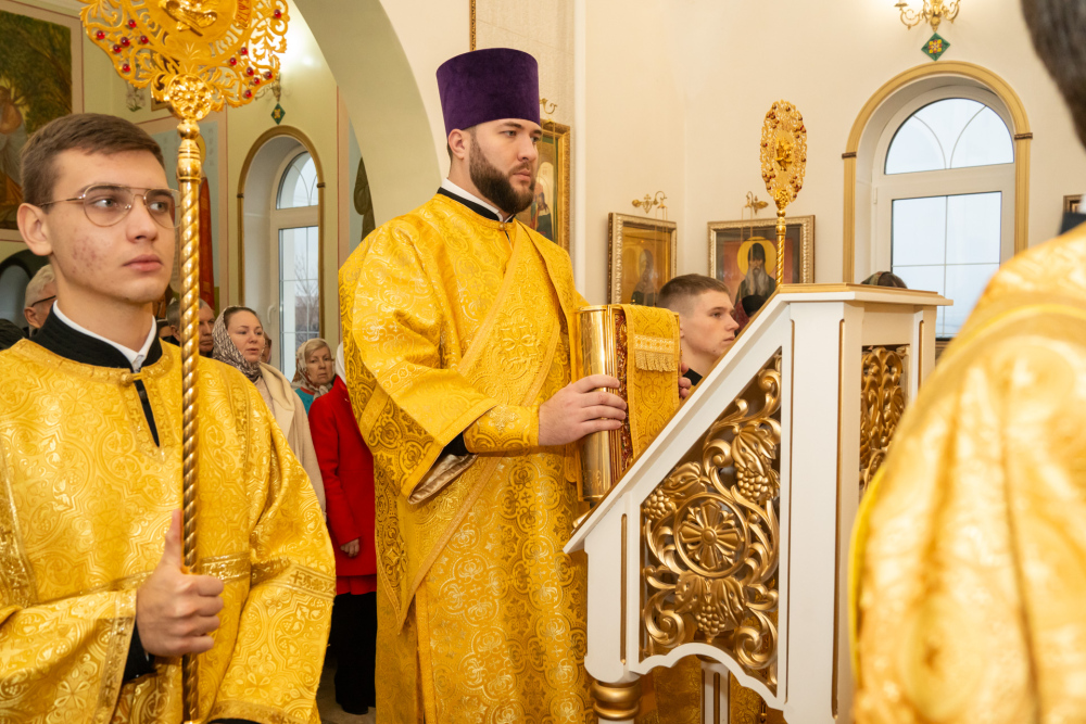 В Неделю 22-ю по Пятидесятнице митрополит Серафим совершил литургию в Троицком храме деревни Камайка