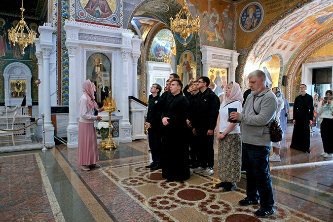   Студенты и сотрудники Пензенской семинарии совершили паломничество в Дивеево   