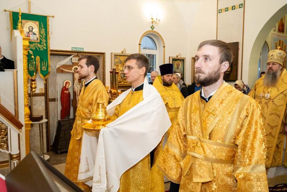 В Неделю 22-ю по Пятидесятнице митрополит Серафим совершил литургию в Троицком храме деревни Камайка