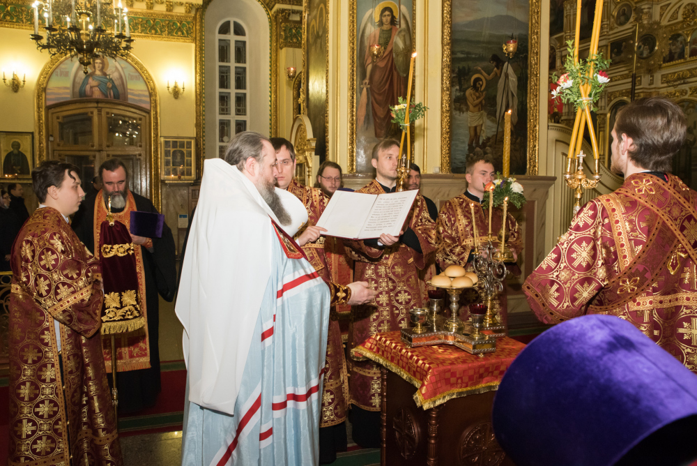 Митрополит Серафим и епископ Митрофан совершили всенощное бдение в Успенском соборе Пензы