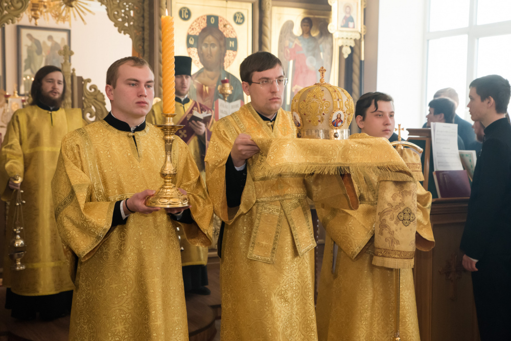 В день престольного праздника в Пензенской духовной семинарии митрополит Серафим наградил протоиерея Александра Филиппова Архиерейской благословенной грамотой