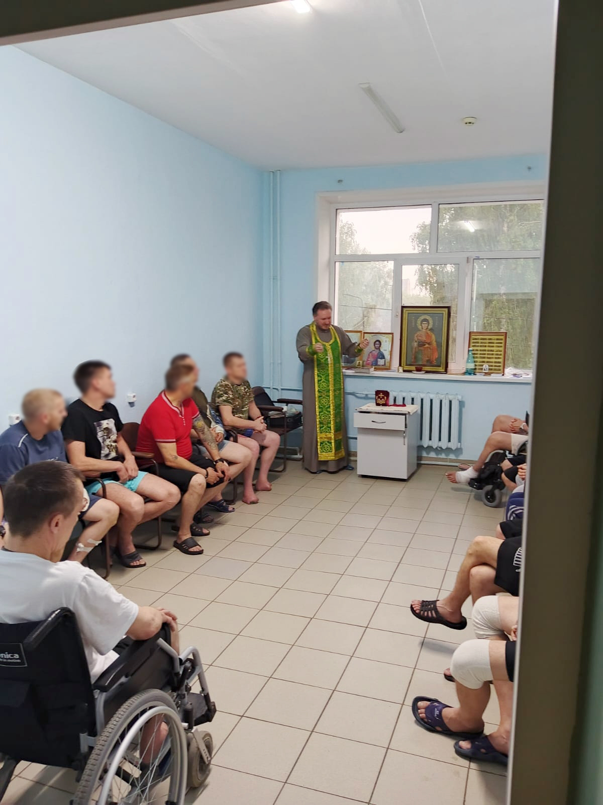Священники посетили раненых участников СВО в военном госпитале Пензы