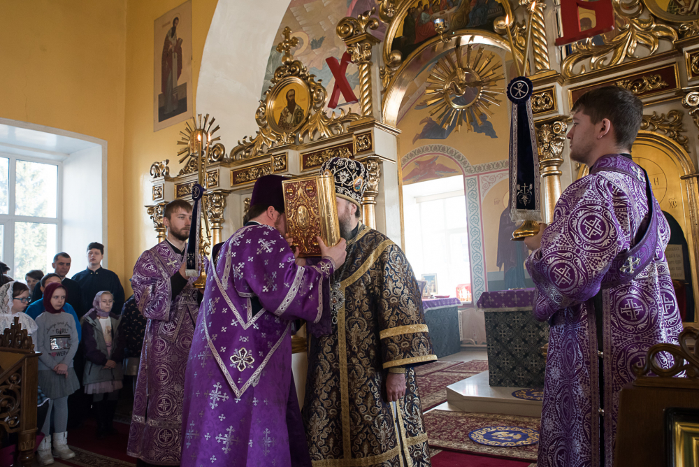 В Неделю Крестопоклонную митрополит Серафим совершил Литургию в нашем храме