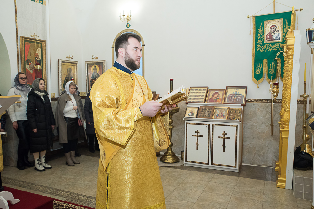 Протоиереи Александр Филиппов и Антоний Шварёв сослужили митрополиту Серафиму за литургией в Троицком храме в деревне Камайка