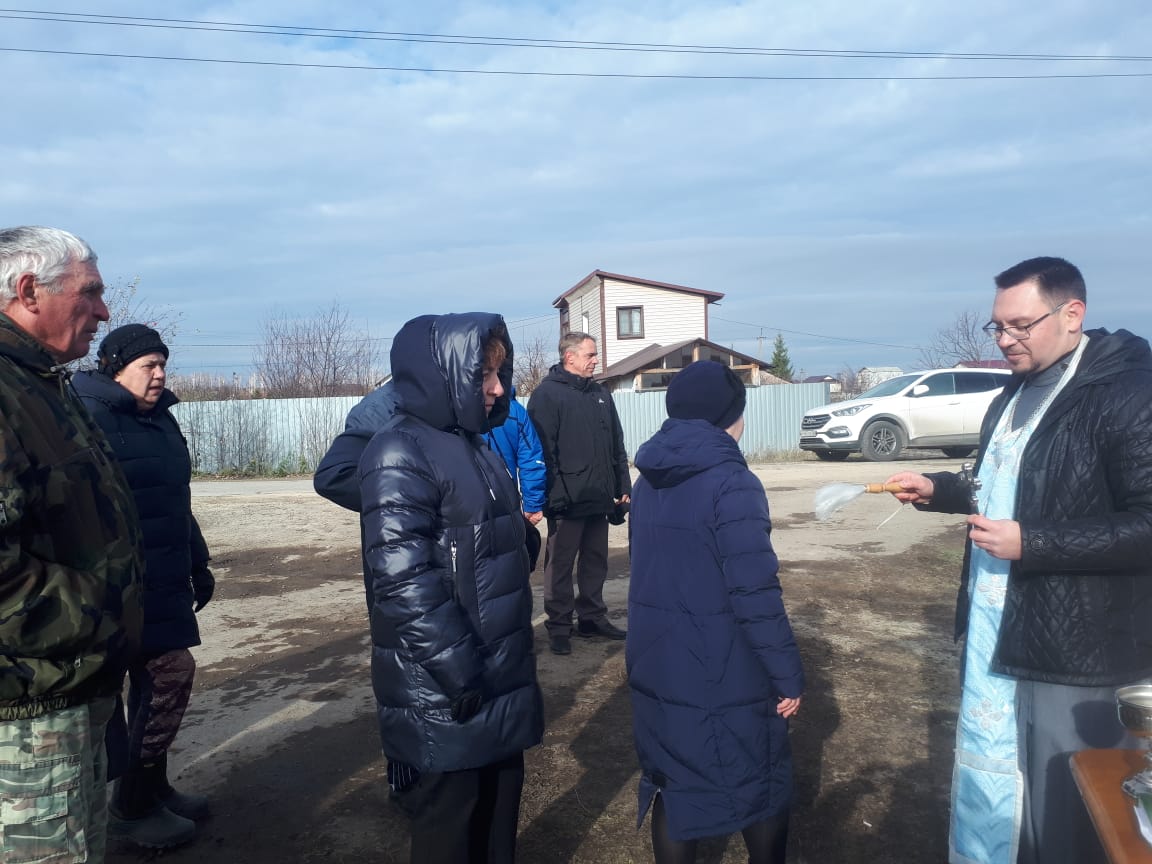 Иерей Алексий Карасёв совершил водосвятный молебен около строящегося храма Живоначальной Троицы в селе Камайка