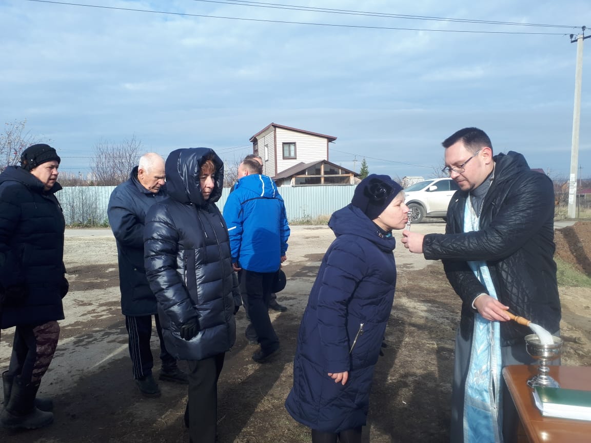 Иерей Алексий Карасёв совершил водосвятный молебен около строящегося храма Живоначальной Троицы в селе Камайка