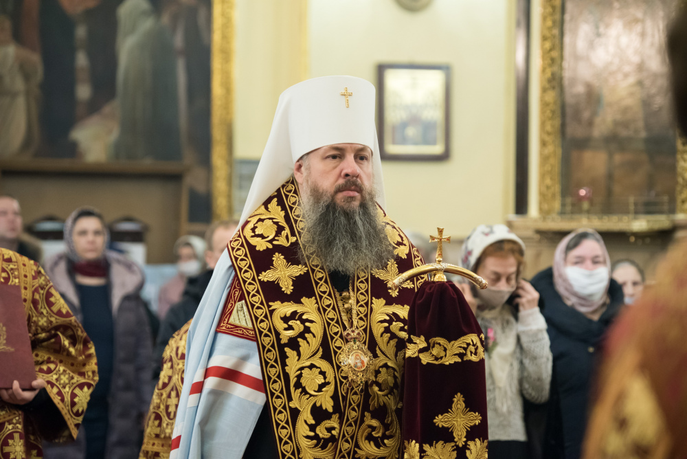Митрополит Серафим и епископ Митрофан совершили всенощное бдение в Успенском соборе Пензы