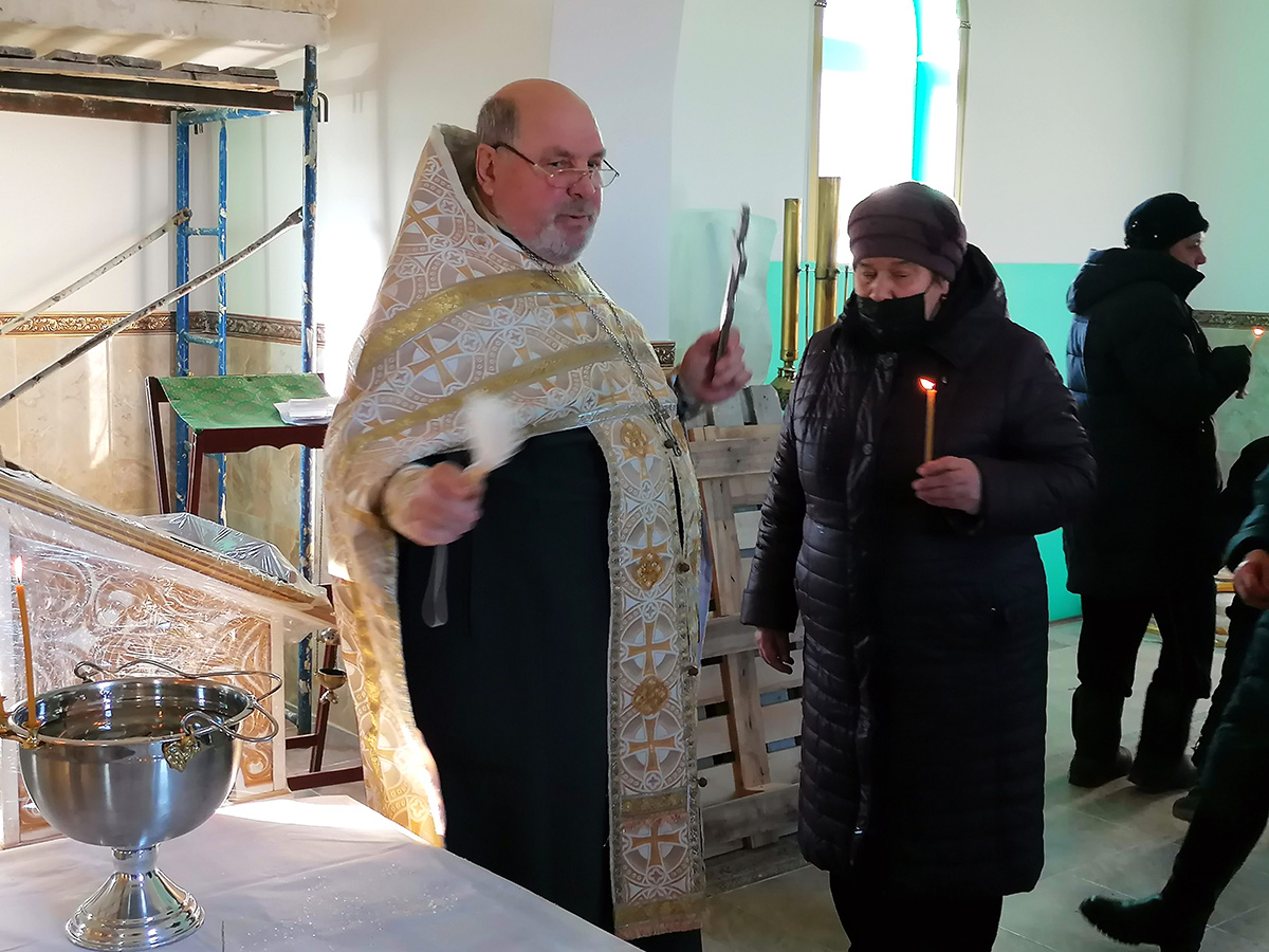 В строящемся храме в честь Святой Живоначальной Троицы в деревне Камайка был совершен водосвятный молебен