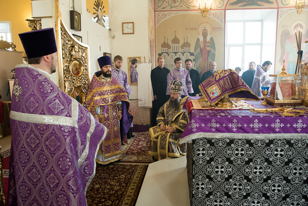 В Неделю Крестопоклонную митрополит Серафим совершил Литургию в нашем храме
