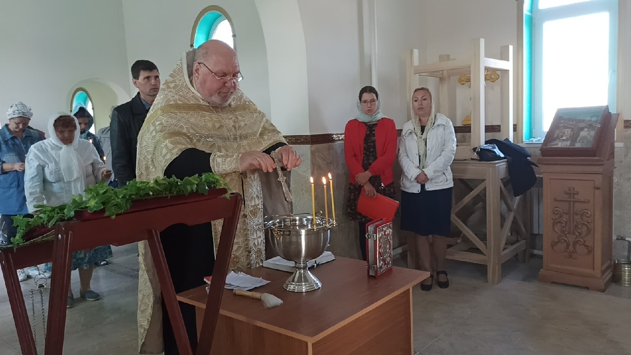 В строящемся храме в честь Святой Живоначальной Троицы в деревне Камайка был совершен водосвятный молебен