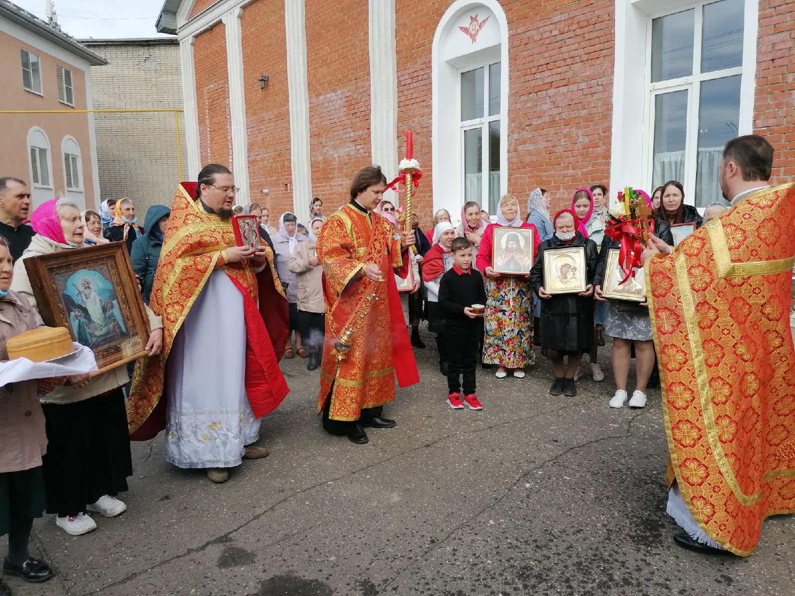 В понедельник Светлой седмицы протоиерей Александр Филиппов совершил Божественную литургию