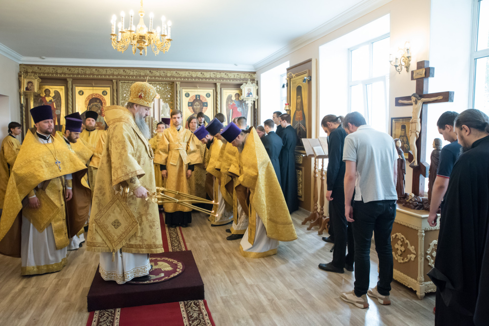  Протоиерей Александр Филиппов сослужил митрополиту Серафиму за литургией в храме Иннокентия Иркутского при семинарии