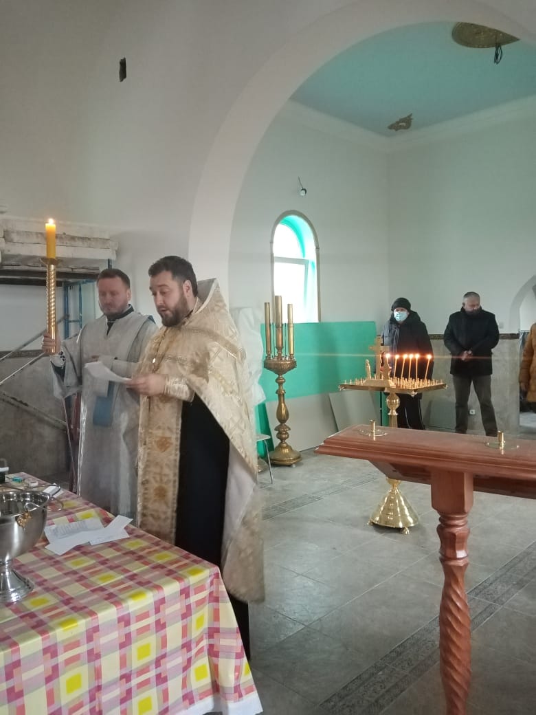 В строящемся храме в честь Святой Живоначальной Троицы в деревне Камайка  была совершена заупокойная панихида