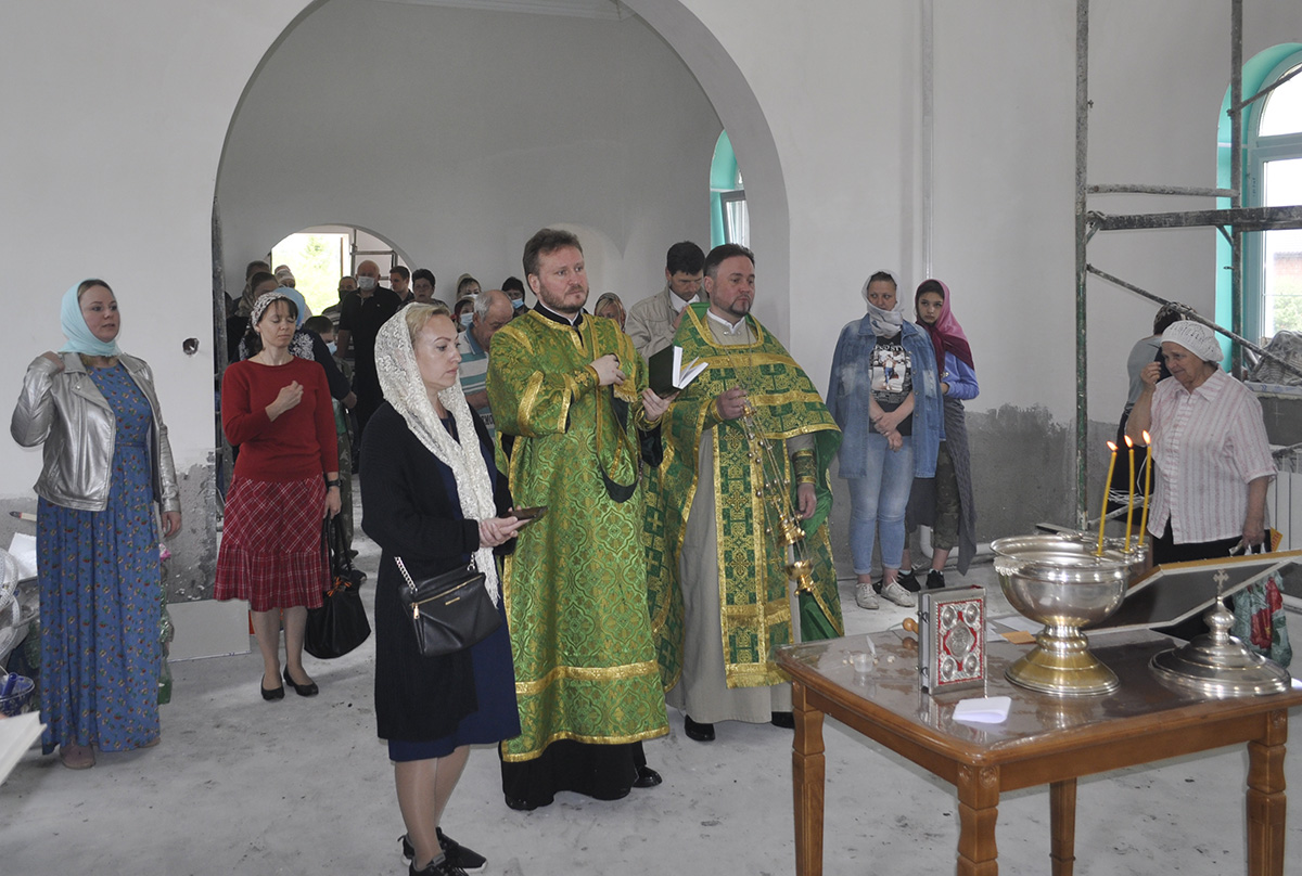 В строящемся храме в честь Святой Живоначальной Троицы в деревне Камайка был совершен первый водосвятный молебен
