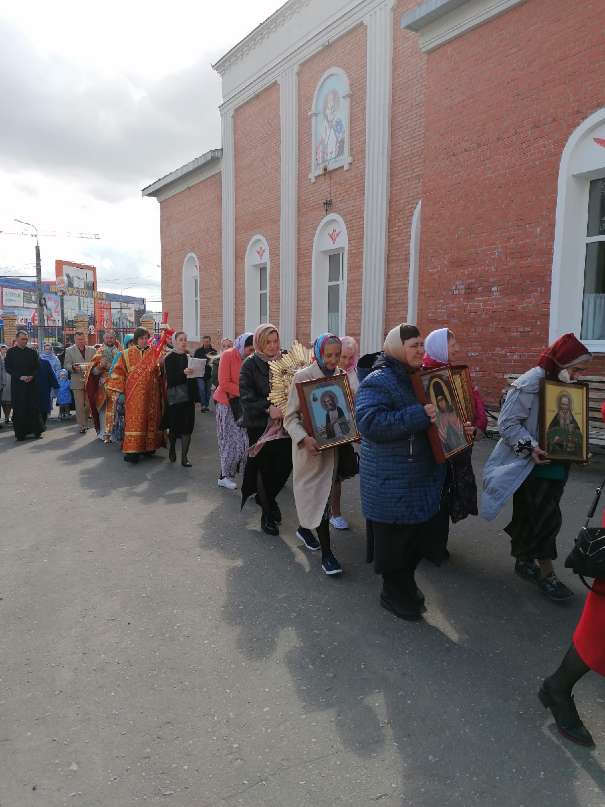 В четверг  Светлой седмицы протоиерей Александр Филиппов совершил Божественную литургию