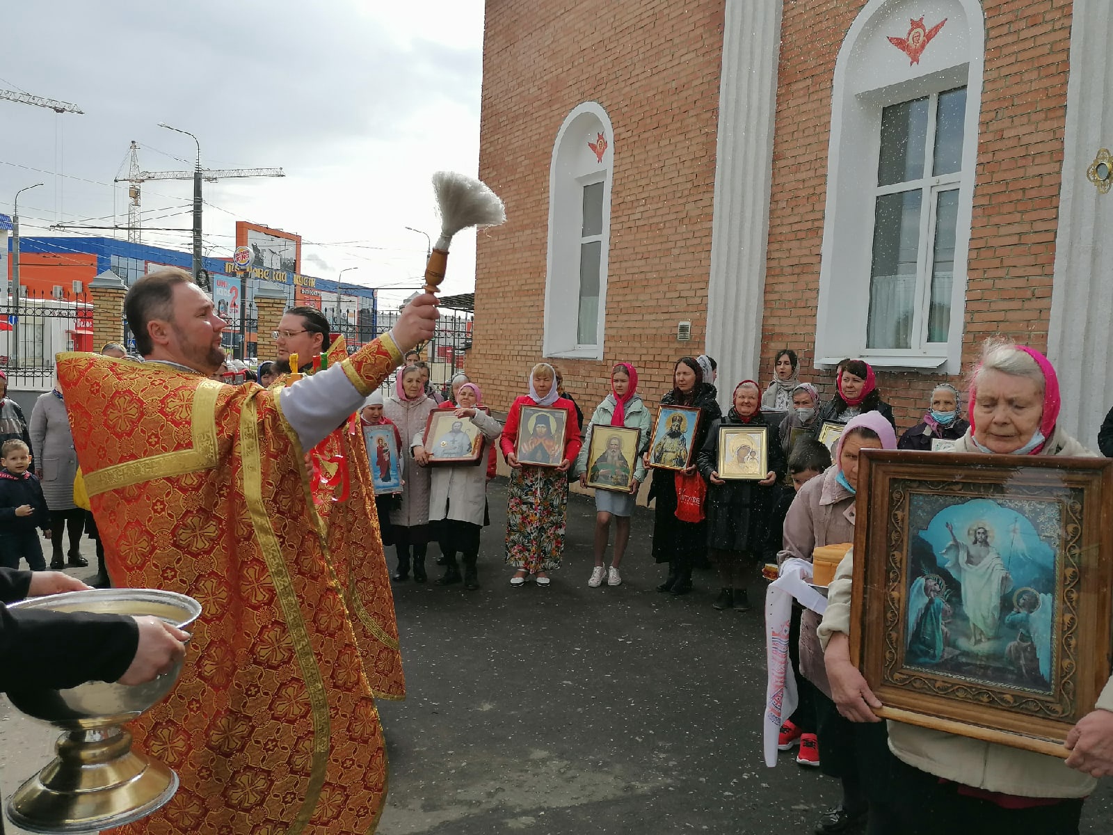 В понедельник Светлой седмицы протоиерей Александр Филиппов совершил Божественную литургию
