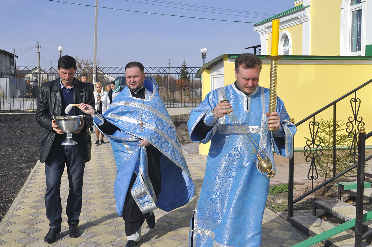 В строящемся храме в честь Святой Живоначальной Троицы в деревне Камайка был совершен водосвятный молебен