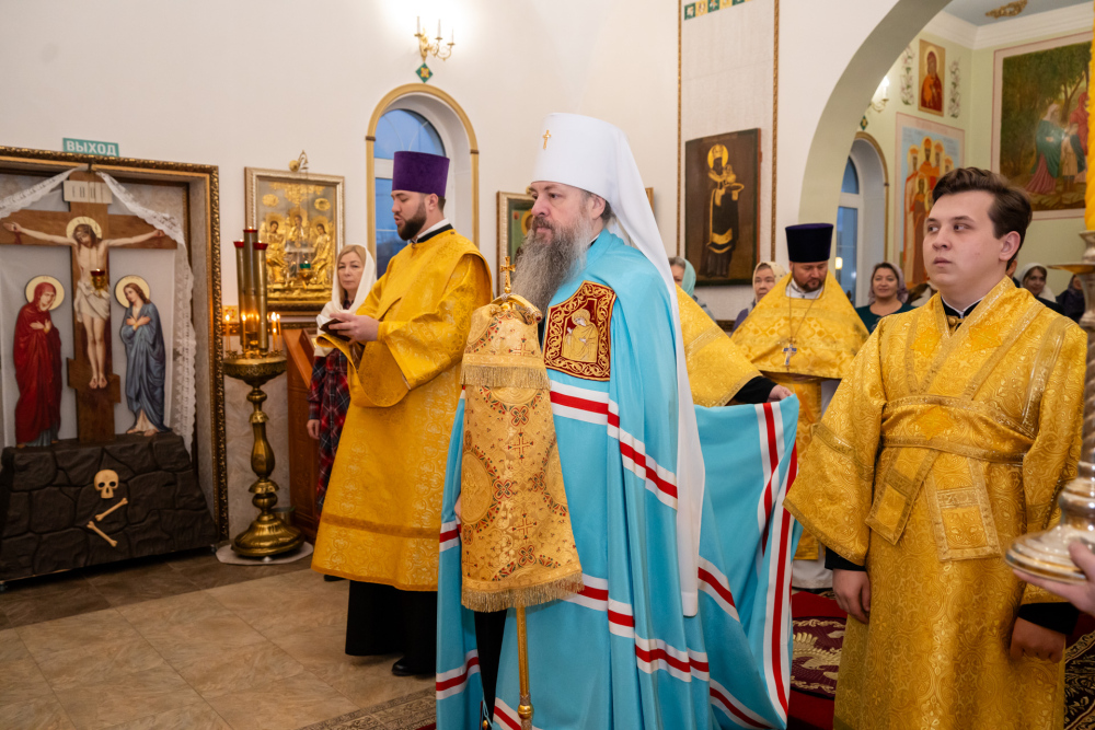В Неделю 22-ю по Пятидесятнице митрополит Серафим совершил литургию в Троицком храме деревни Камайка
