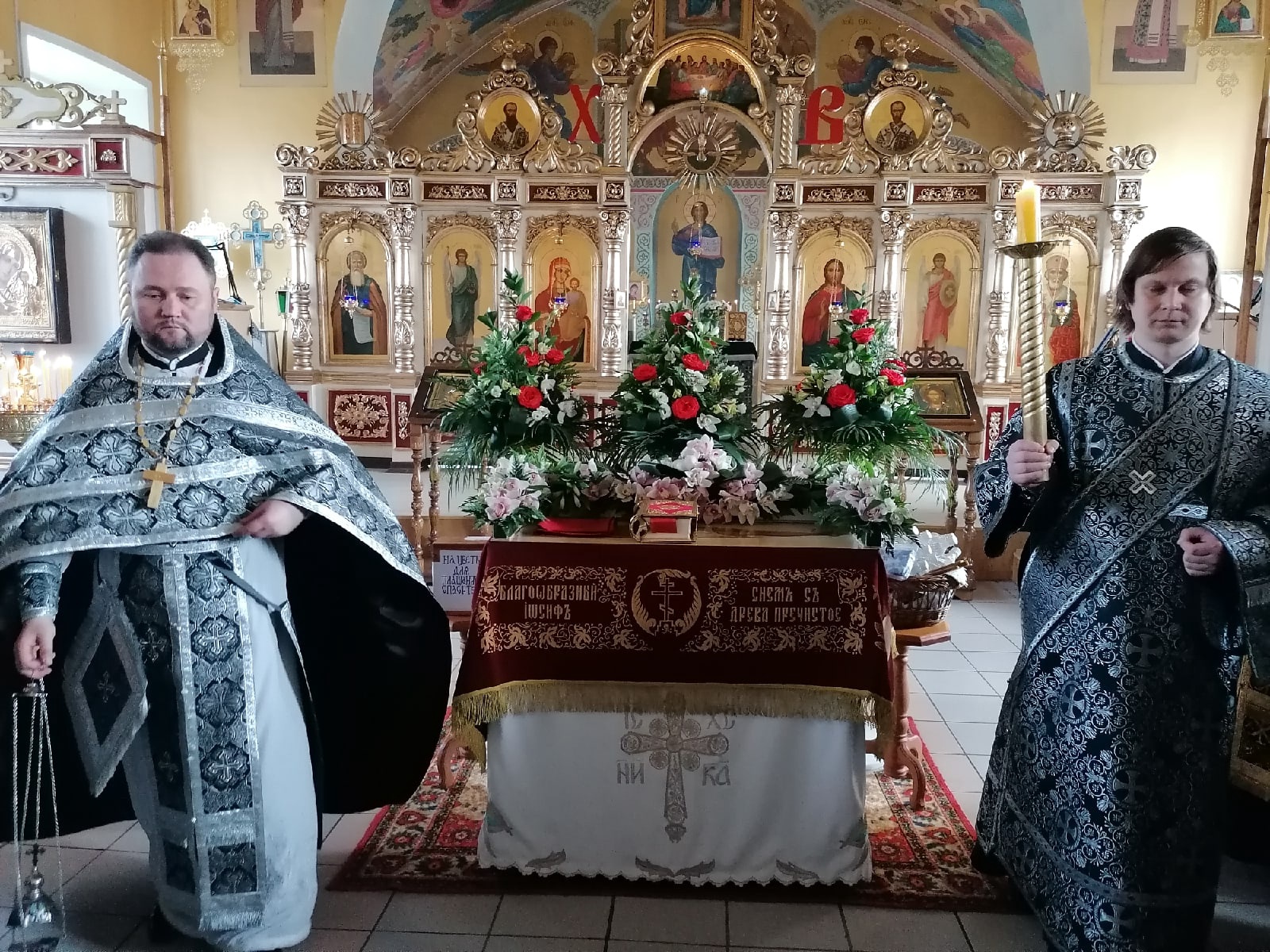  В Великий Пяток протоиерей Александр Филиппов совершил вечерню с выносом Плащаницы Спасителя
