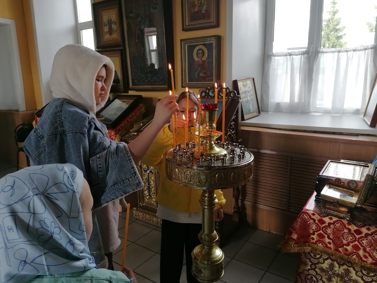 В День Победы школьники со своими родителями посетили Никольский храм