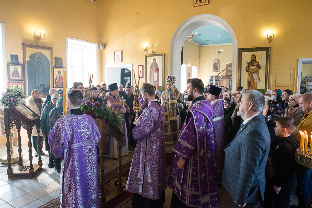В Неделю Крестопоклонную митрополит Серафим совершил литургию в нашем храме