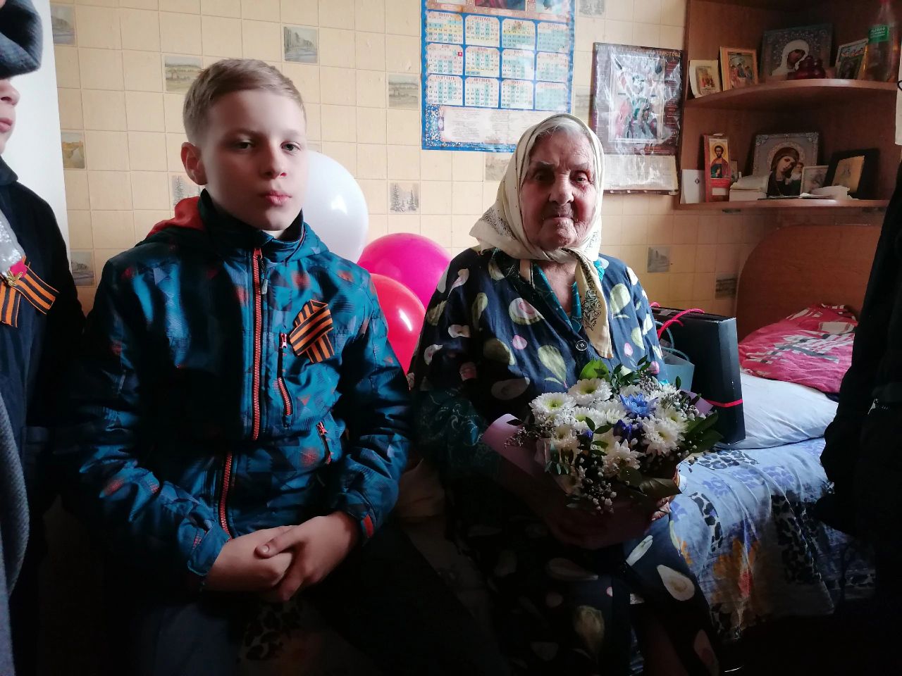 Настоятель с делегацией от воскресной школы поздравили с Днём Победы ветерана Клушину Татьяну Матвеевну