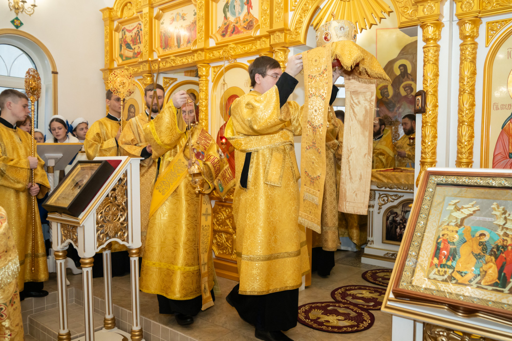 В Неделю 22-ю по Пятидесятнице митрополит Серафим совершил литургию в Троицком храме деревни Камайка