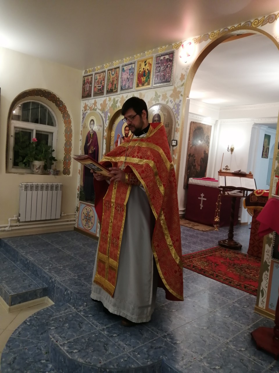 Иерей Сергий Беляков возглавил Пасхальную службу в Михайло-Архангельском молитвенном доме в с.Павло-Куракино 
