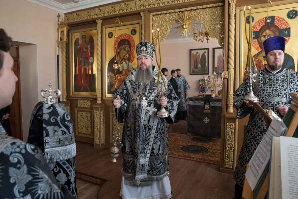 Протоиерей Александр Филиппов сослужил митрополиту Серафиму за литургией в храме святителя Иннокентия Иркутского при духовной семинарии