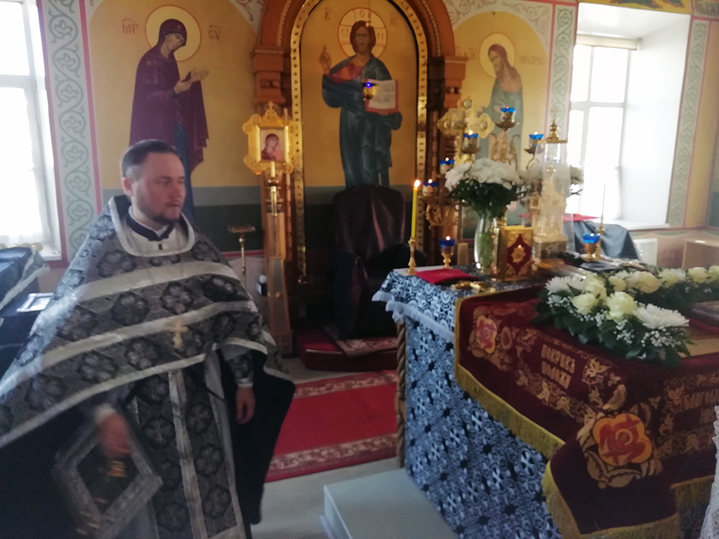 В Великий Пяток протоиерей Александр Филиппов совершил вечерню с выносом Плащаницы Спасителя