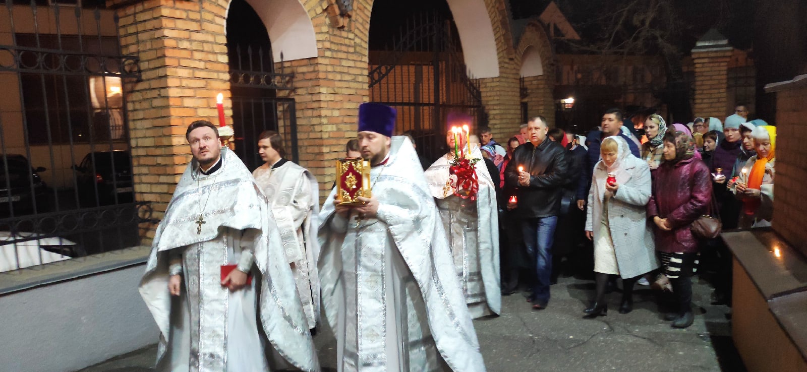 В праздник Светлого Христова Воскресения протоиерей Александр Филиппов совершил торжественное богослужение в нашем храме