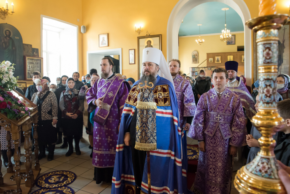 В Неделю Крестопоклонную митрополит Серафим совершил Литургию в нашем храме