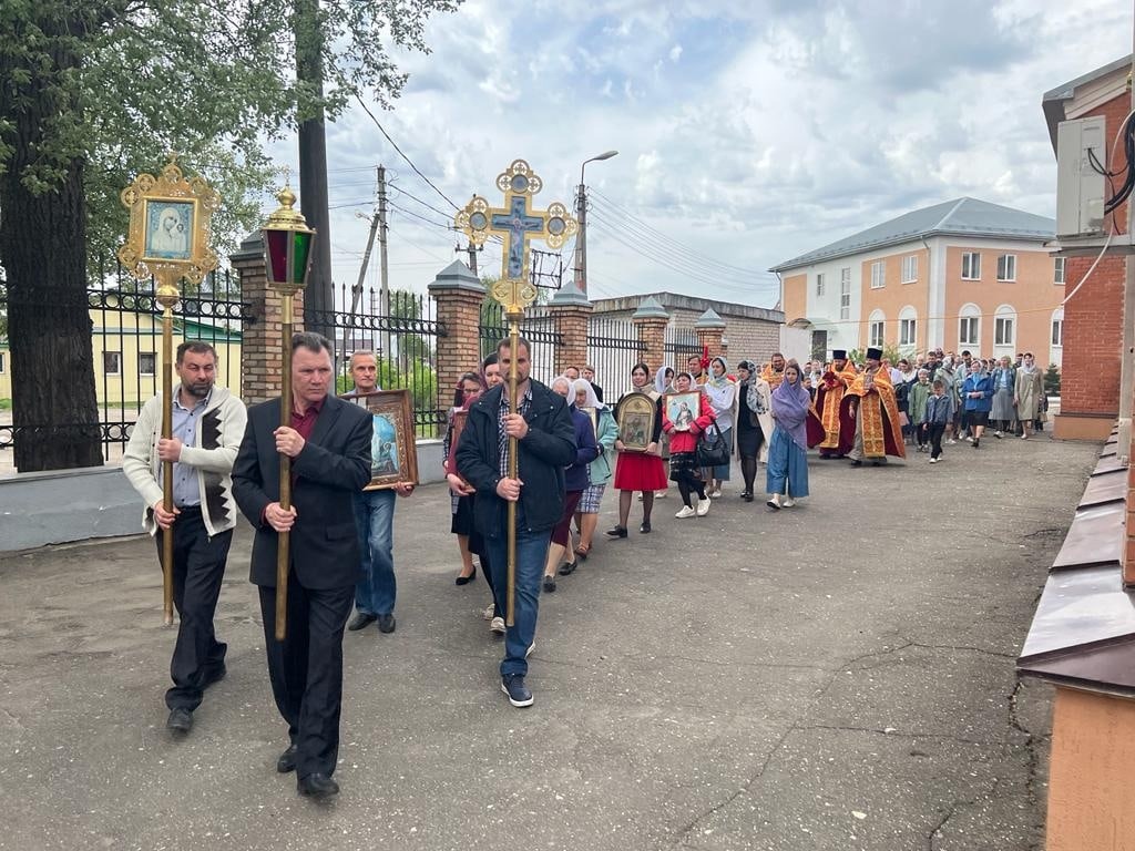 Богослужения в Неделю святых жен-мироносиц