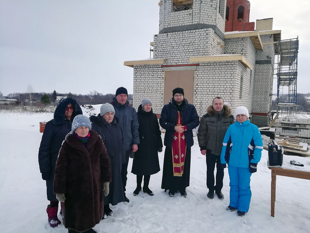 Иерей Евгений Климчев совершил молебен около строящегося храма Живоначальной Троицы в деревне Камайка