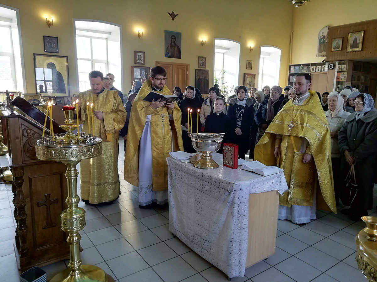 Протоиерей Александр Филиппов совершил литургию и водосвятный молебен с акафистом святителю Николаю Чудотворцу 