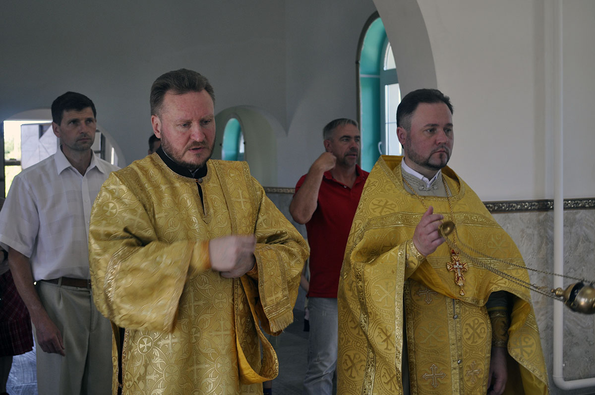 В строящемся храме в честь Святой Живоначальной Троицы в деревне Камайка был совершен водосвятный молебен